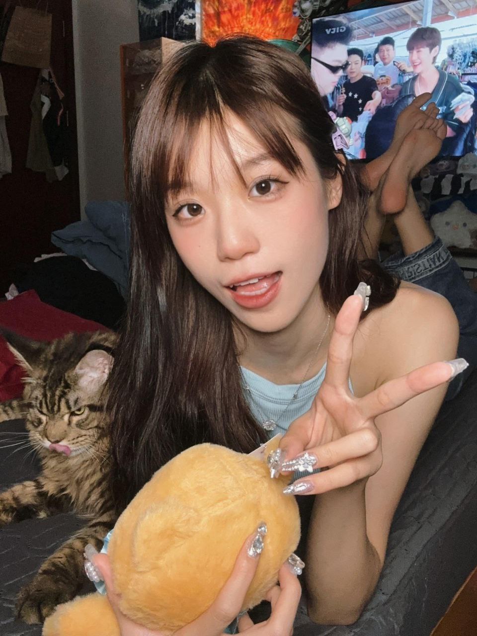 图片[17]-抖音素人女大玉足博主别管小薇重金定制合集[289P72V]