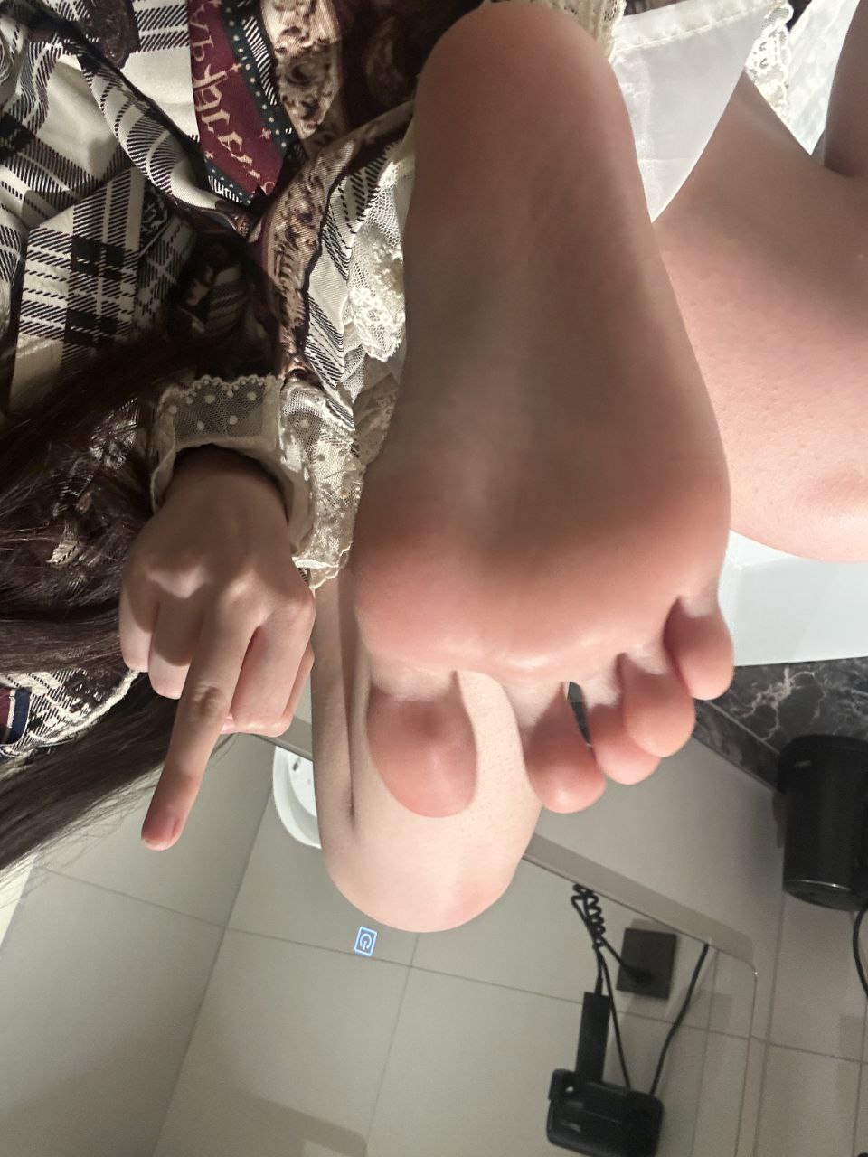 图片[5]-可爱玉足萝莉系妹子私下却是个爱竖中指的反差女s[75P5V]-尤妹社