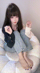 图片[3]-素人玉足主播小区内人群中脱鞋展示美脚[127V]-尤妹社