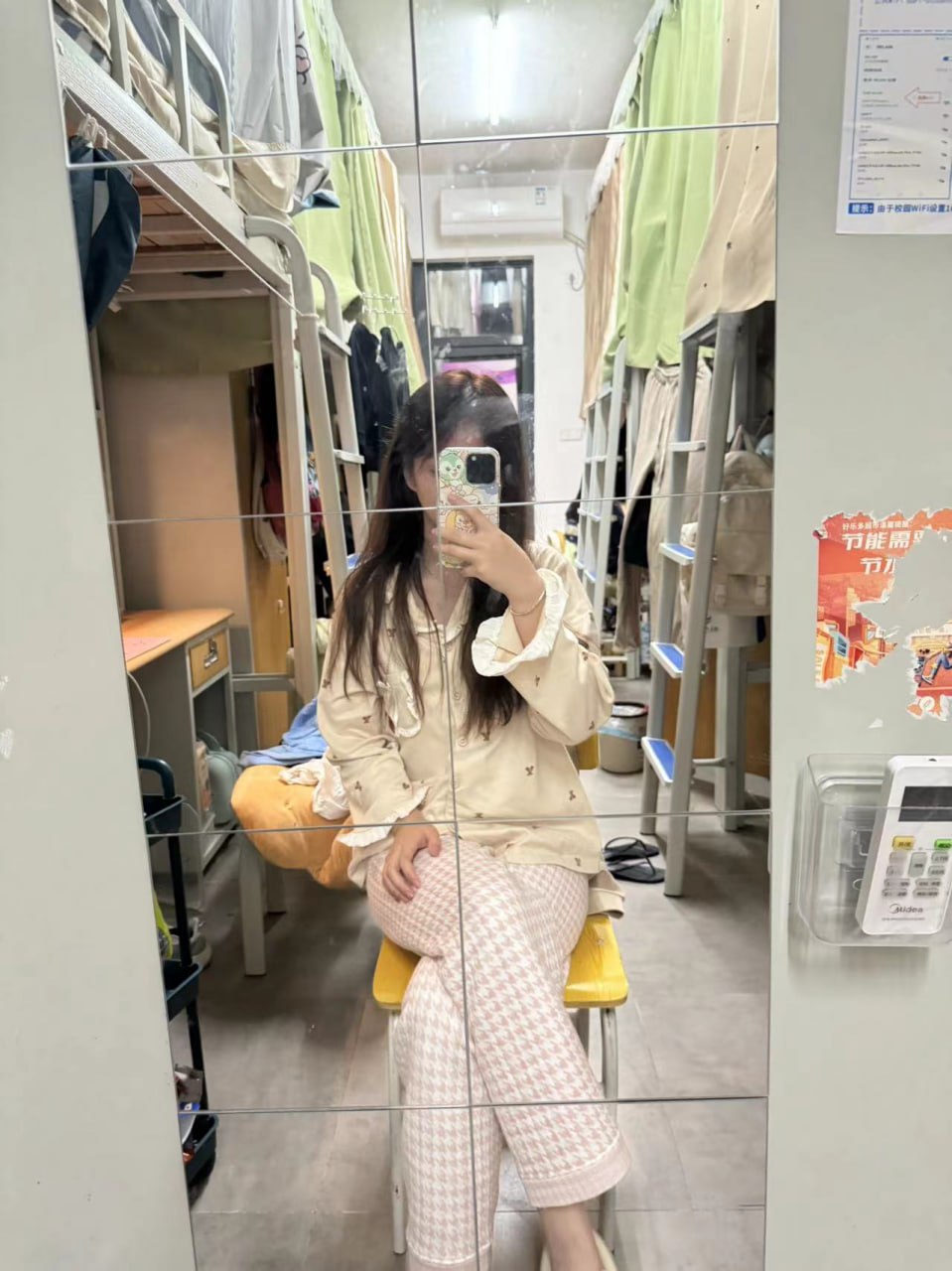 【原创作品】素人女大学生化作足拍摄影师，去拍摄好朋友闺蜜们的足底！[6V]-尤妹社