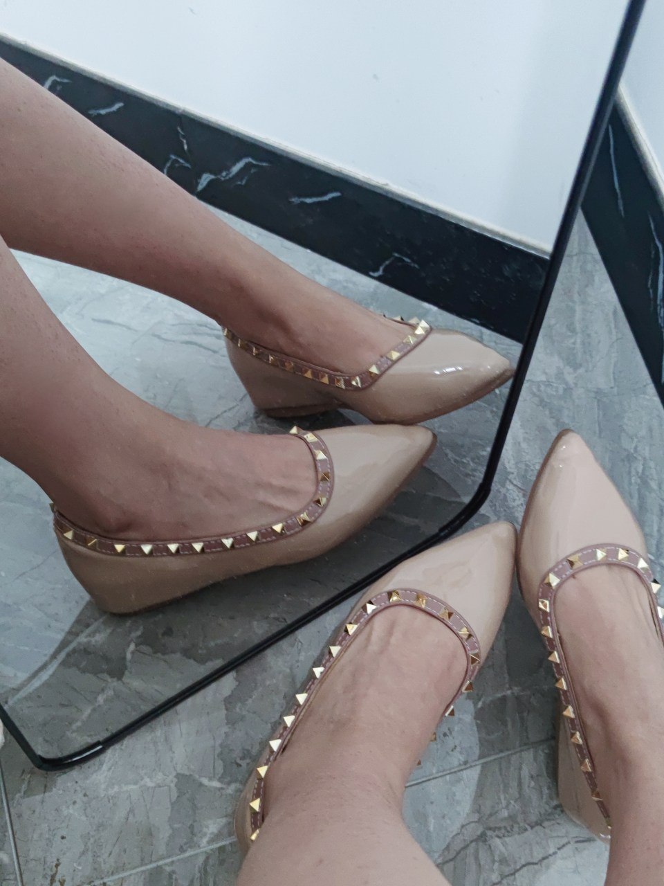 图片[3]-闲鱼购买二手华伦天奴平底鞋套路妹子上脚拍摄[4V]-尤妹社