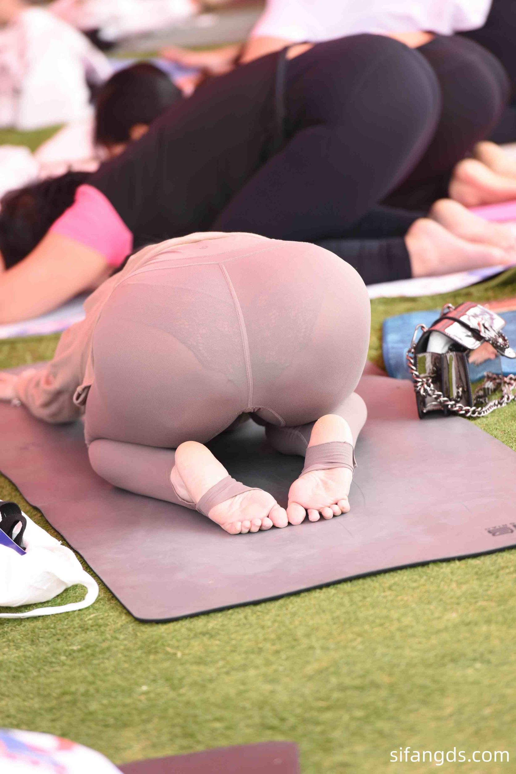图片[13]-成都富婆少妇户外瑜伽活动美脚美臀特写原图[1045P]-尤妹社