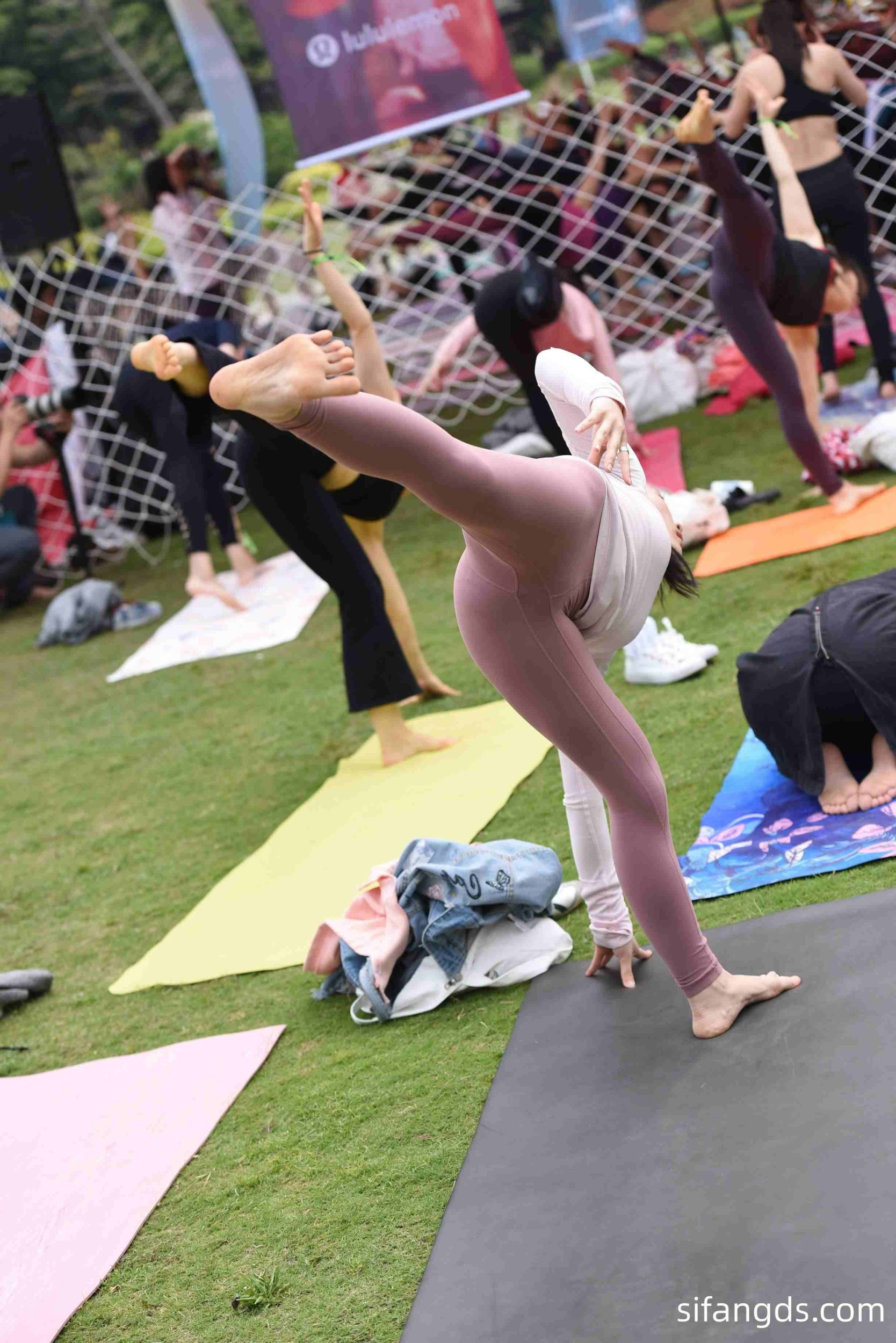 成都富婆少妇户外瑜伽活动美脚美臀特写原图[1045P]-尤妹社