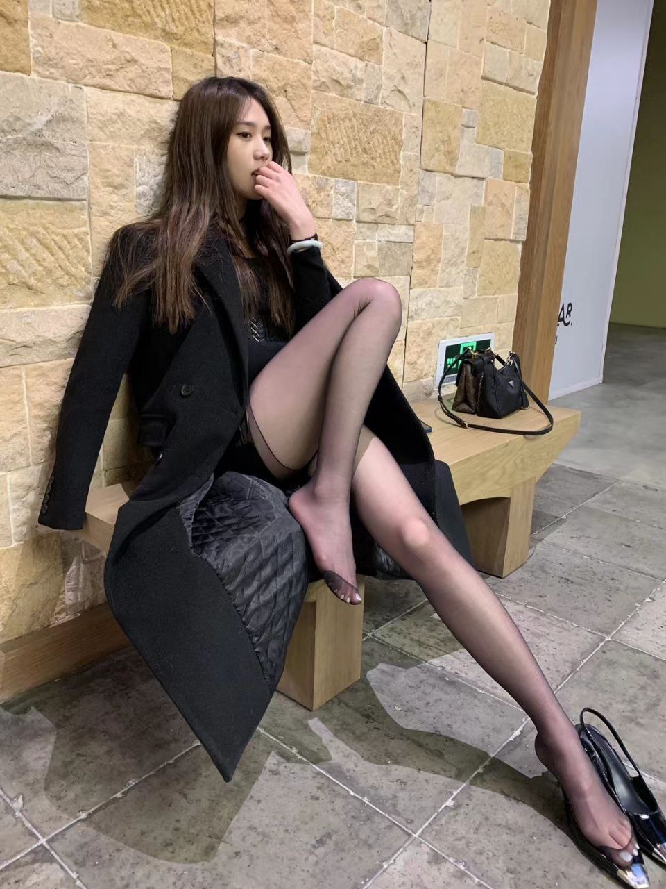 图片[5]-高颜值御姐博主重金定制黑丝美脚特写，极品黑丝挑鞋极致诱惑，脱白袜展示白嫩足底！[29P4V]-尤妹社