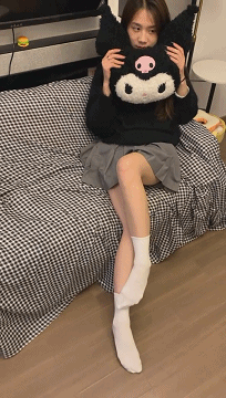 高颜值御姐博主重金定制黑丝美脚特写，极品黑丝挑鞋极致诱惑，脱白袜展示白嫩足底！[29P4V]-尤妹社