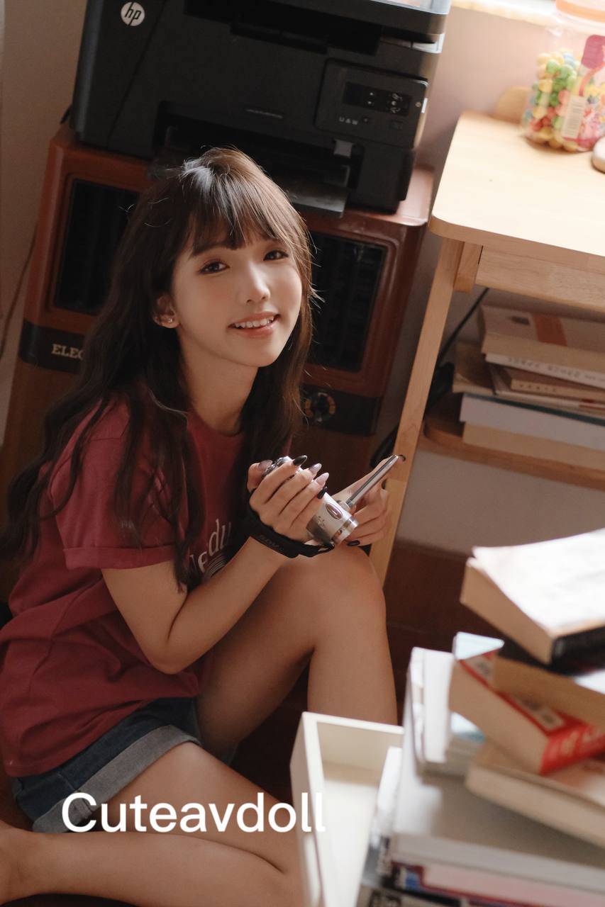 当年靠一张清纯的照片很火爆的【广深虾酱】Cuteavdoll萌妹子下海尤物圈[2V]-尤妹社