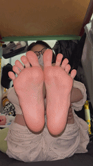 重磅定制素人女大宿舍内原相机拍摄美脚抱腿搓脚展示粉嫩足底[45V]-尤妹社