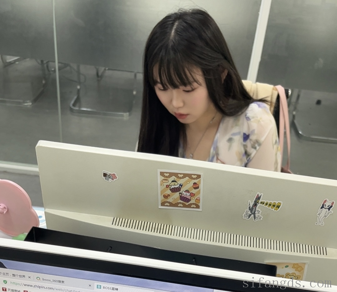 【极品同事】桌下偷拍女同事走光 潜入她家偷拍内裤[131P46V]-尤妹社